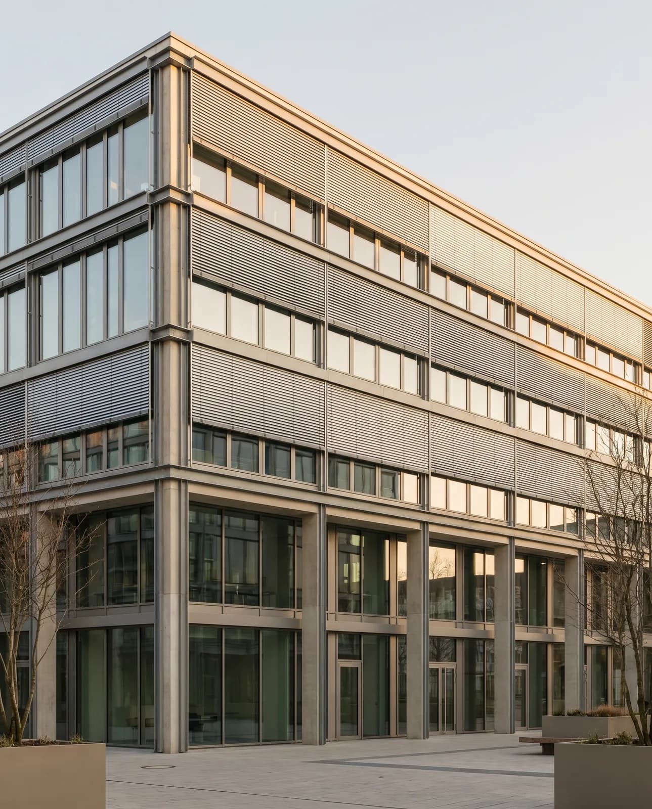 Moderne Bürofassade mit außenliegender Raffstore-Beschattung